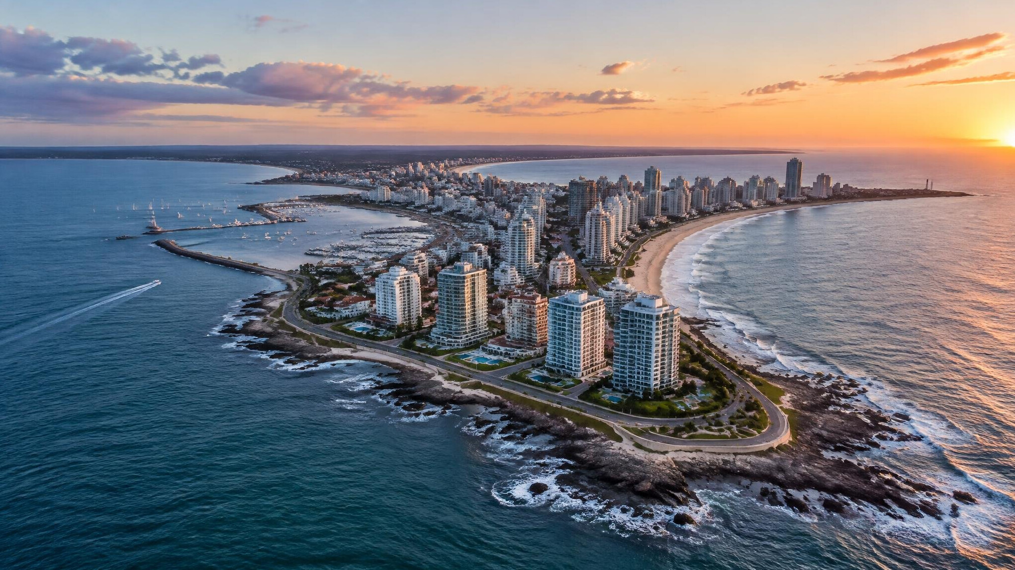 Horizonte de Punta del Este con la península rodeada de océano