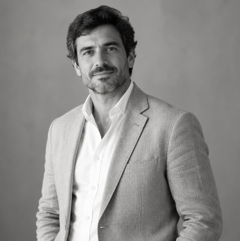 Retrato en blanco y negro de un hombre uruguayo de unos 40 años, asesor inmobiliario